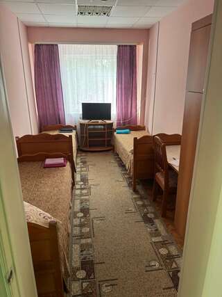 Гостиница Цезарь Ноябрьск Бюджетный трехместный номер-1