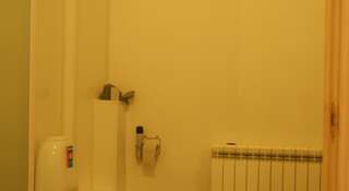 Гостиница Цезарь Ноябрьск Трехместный номер с общей ванной комнатой-2
